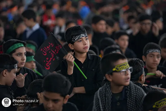 نوگلان فاطمی در آغوش امام رضا (ع)/  عزاداری ۳۵۰۰ دانش‌آموز مشهدی در حرم مطهر رضوی