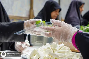 بسته بندی و توزیع افطار سبک در چایخانه حضرت رضا علیه&zwnj;السلام