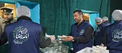 افطاری ساده به طعم تبرک رضوی؛ خدمت‌رسانی خدام انتظامات صحن‌های حرم مطهر در موکب تبرک‌خانهر