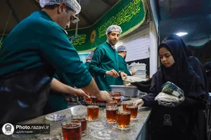 بسته بندی و توزیع افطار سبک در چایخانه حضرت رضا علیه&zwnj;السلام
