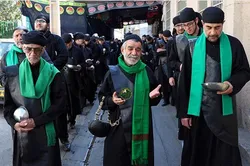 سقایی همدانی‌ها در سوگ پیامبر (ص) و امام مجتبی (ع) در حرم رضوی