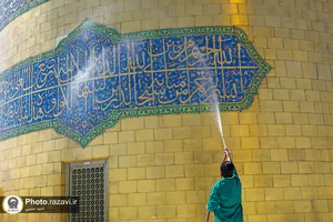 شستشوی گنبد مطهر رضوی در آستانه شهادت حضرت رضا(علیه&zwnj;السلام)