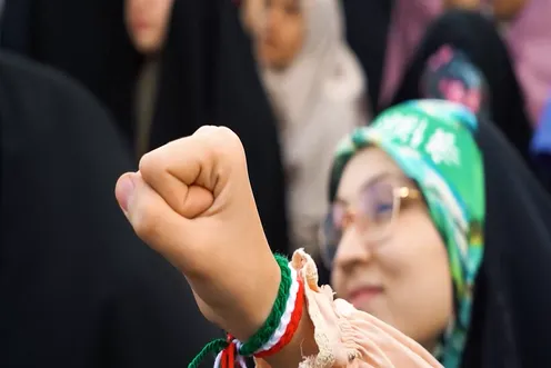 بھینچی ہوئی مٹھیاں
