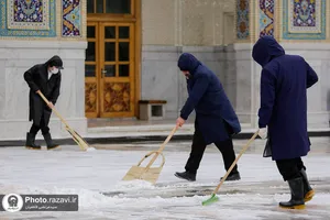 آماده&zwnj;باش خادمان حرم مطهر رضوی همزمان با برودت هوا در مشهد