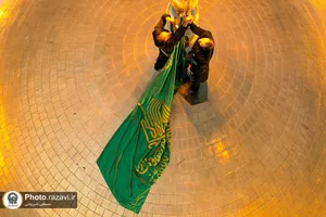 تعویض پرچم گنبد مطهر امام رضا(علیه&zwnj;السلام) به مناسبت آغاز ماه ربیع&zwnj;الاول