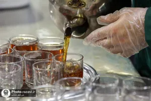 توزیع چای و خرما در چایخانه حرم مطهر رضوی