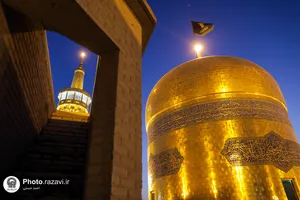 تعویض پرچم گنبد مطهر امام رضا(علیه&zwnj;السلام) به مناسبت آغاز ماه ربیع&zwnj;الاول