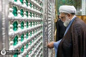 غبارروبی ضریح مطهر حضرت رضا علیه&zwnj;السلام در آستانه دهه کرامت