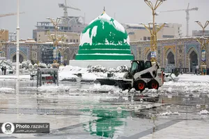 خدمت&zwnj;رسانی به زائران حرم مطهر رضوی در بارش برف