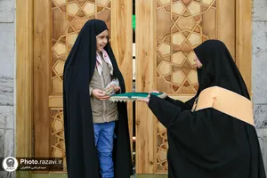 اهداء هدیه متبرک حرم به بانوان زائر