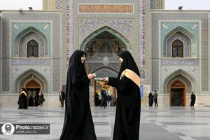 اهداء هدیه متبرک حرم به بانوان زائر