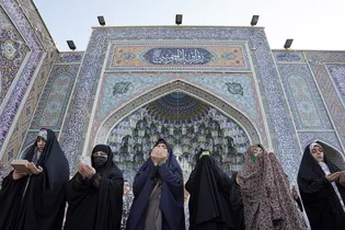 اقامه نماز عید فطر در حرم مطهر رضوی-۳