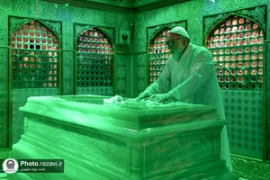 غبارروبی ضریح مطهر حضرت رضا(ع) در آستانه میلاد پیامبر اکرم(ص)