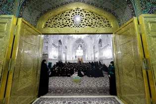 غبارروبی ضریح مطهر امام رضا علیه‌السلام با حضور بانوان