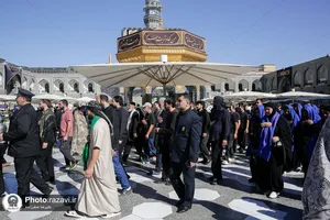 تشرف زائران قزاقستانی به حرم مطهر رضوی