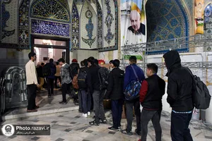 ورود معتکفین پسر نوجوان به حرم مطهر رضوی