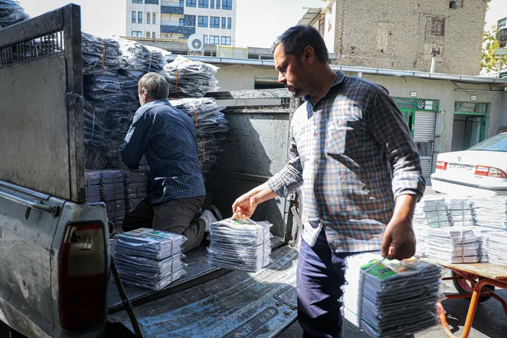 توزیع لوازم التحریر دانش‌آموزان احسان‌پذیر
