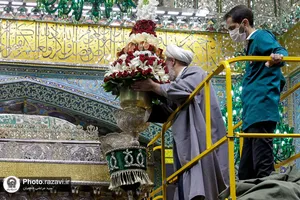 تعویض گل&zwnj;های ضریح مطهر به مناسبت ولادت جوادالائمه علیه السلام