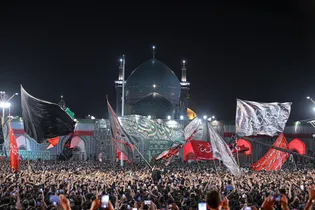 مراسم چهارپایه خوانی در حرم مطهر رضوی شب شهادت امام رضا علیه‌السلام