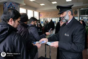استقبال از زائران مشهد مقدس توسط خدام حرم مطهر رضوی