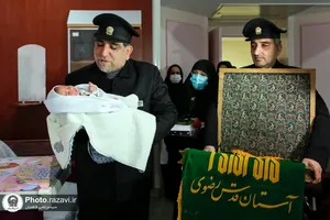 اهداء هدیه به فرزندان تازه متولد شده توسط خدام حرم مطهر رضوی