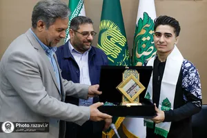 اهدای مدال مهدی بزی به آستان قدس رضوی