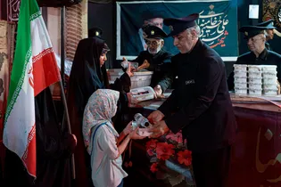 توزیع ۲۰ هزار پرس غذای متبرک به یاد رهبر شهید انقلاب-۱