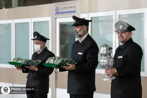 استقبال خدام از زائرین حرم رضوی در فرودگاه مشهد