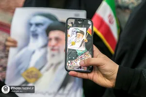 ترجمه همزمان سخنرانی رهبر معظم انقلاب در حرم مطهر رضوی