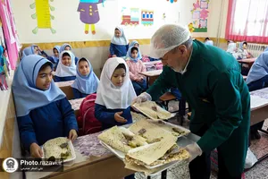 توزیع صبحانه گرم در دبستان دخترانه شهید عامل مشهد