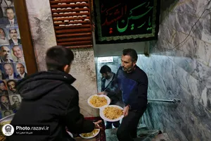 توزیع غذا میان کارتن&zwnj;خواب&zwnj;ها و نیازمندان اطراف حرم مطهر رضوی