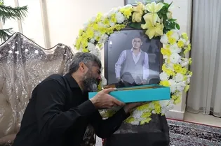 درد دل خانواده های شهدای تروریستی اخیر در اصفهان با امام رضا (ع)/فیلم