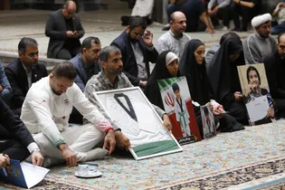 اعطای پرچم ایران‌ به پرچمداران کشورمان در بازی های آسیایی در جوار امام رئوف