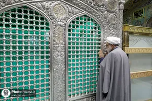 غبارروبی ضریح مطهر امام رضا علیه&zwnj;السلام