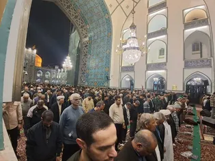 اقامه نماز باران با حضور عزاداران فاطمی در حرم مطهر رضوی