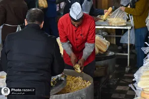 توزیع غذای متبرک در ایستگاه باب الجواد علیه&zwnj;السلام