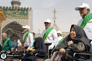 تشرف زائران سالمند به حرم مطهر رضوی