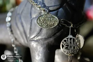 تنظیف علم شاه حسین در موزه آستان قدس رضوی