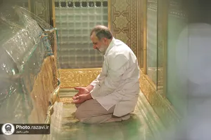 تصاویری از آیت الله شهید سید ابراهیم رئیسی در مراسم غبارروبی حرم مطهر رضوی