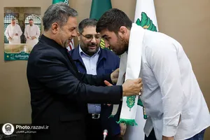 اهدای مدال طلای امیر یاری به موزه آستان قدس رضوی