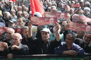 حماسه پرشور همدانی&zwnj;ها در بدرقه پیکر سپهبد شهید &laquo;شادمانی&raquo; + تصاویر