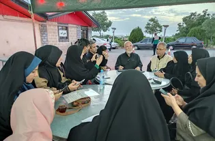 خدمت‌رسانی ۱۰۰ خادم‌یار به زائران اربعین در مواکب و زائرسرای امام رضا (ع) ملایر