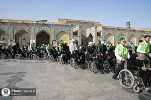 تشرف گروهی زائرین توان&zwnj;یاب به حرم مطهر رضوی