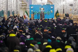 تشرف ۱۰۰۰ زائر اولی استان مرکزی به حرم مطهر امام رضا (ع)