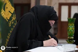 كتابةُ القرآنِ الكريمِ على يدِ زائرٍ باكستانيّ في الحرمِ الرضوي الطاهر
