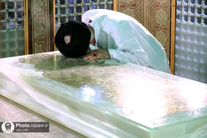 تصاویری از رهبر شهید انقلاب در مراسم غبارروبی حرم مطهر رضوی