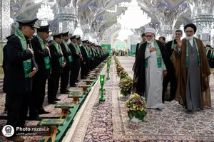 آیین تعویض پرچم گنبد منور رضوی در روز میلاد امام رضا(علیه&zwnj;السلام)