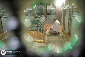 تصاویری از آیت الله شهید سید ابراهیم رئیسی در مراسم غبارروبی حرم مطهر رضوی