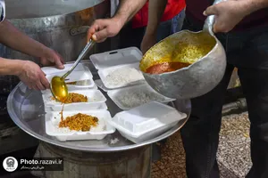توزیع غذا میان نیازمندان اطراف حرم مطهر رضوی