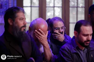 تشرف هنرمندان نهضت مردمی پوستر انقلاب به حرم مطهر رضوی
